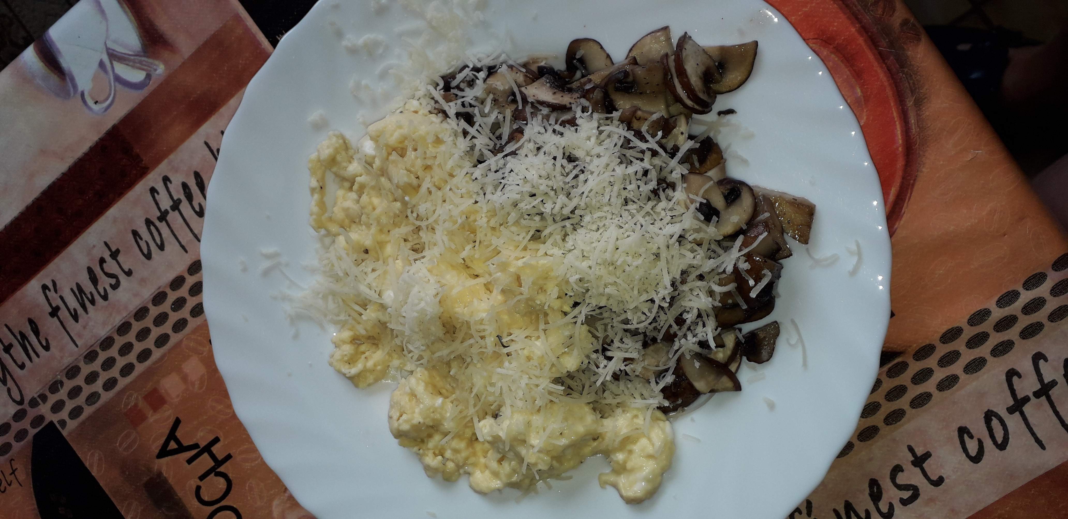 Frühstück aus Rührei, geschmorten Champignons und Salat