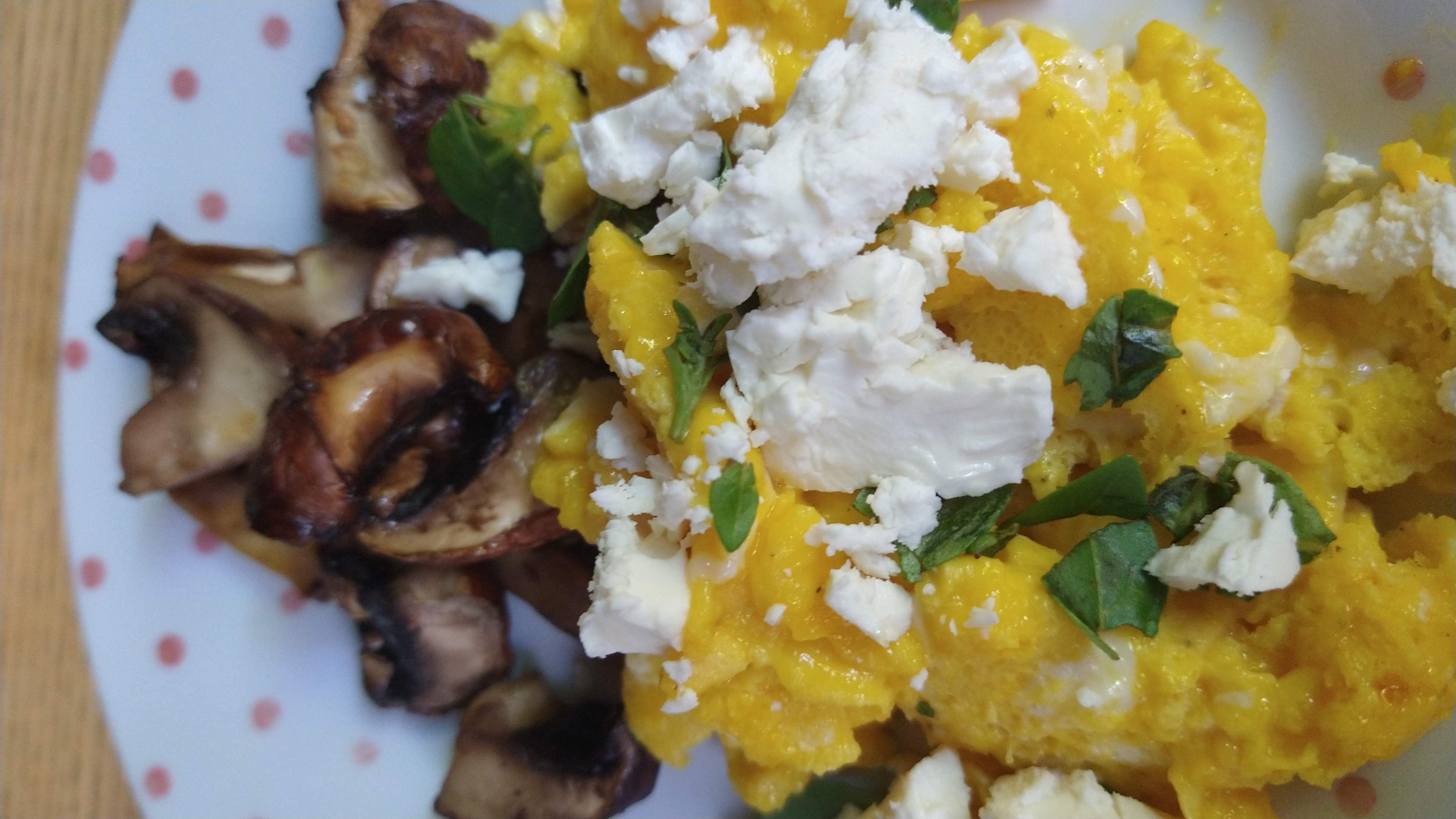 Frühstück aus Rührei, geschmorten Champignons und Salat