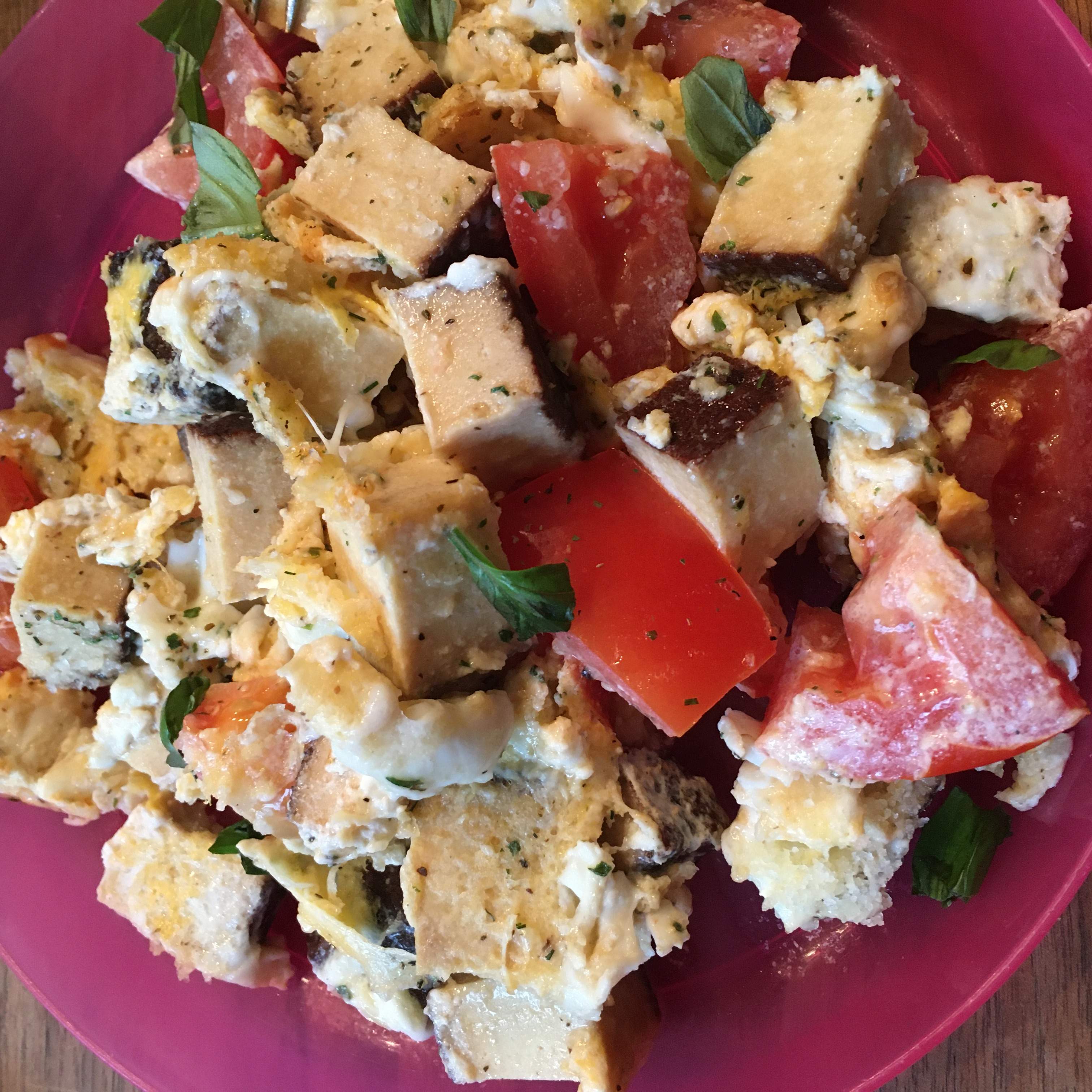 Frühstück aus Rührei, geschmorten Champignons und Salat