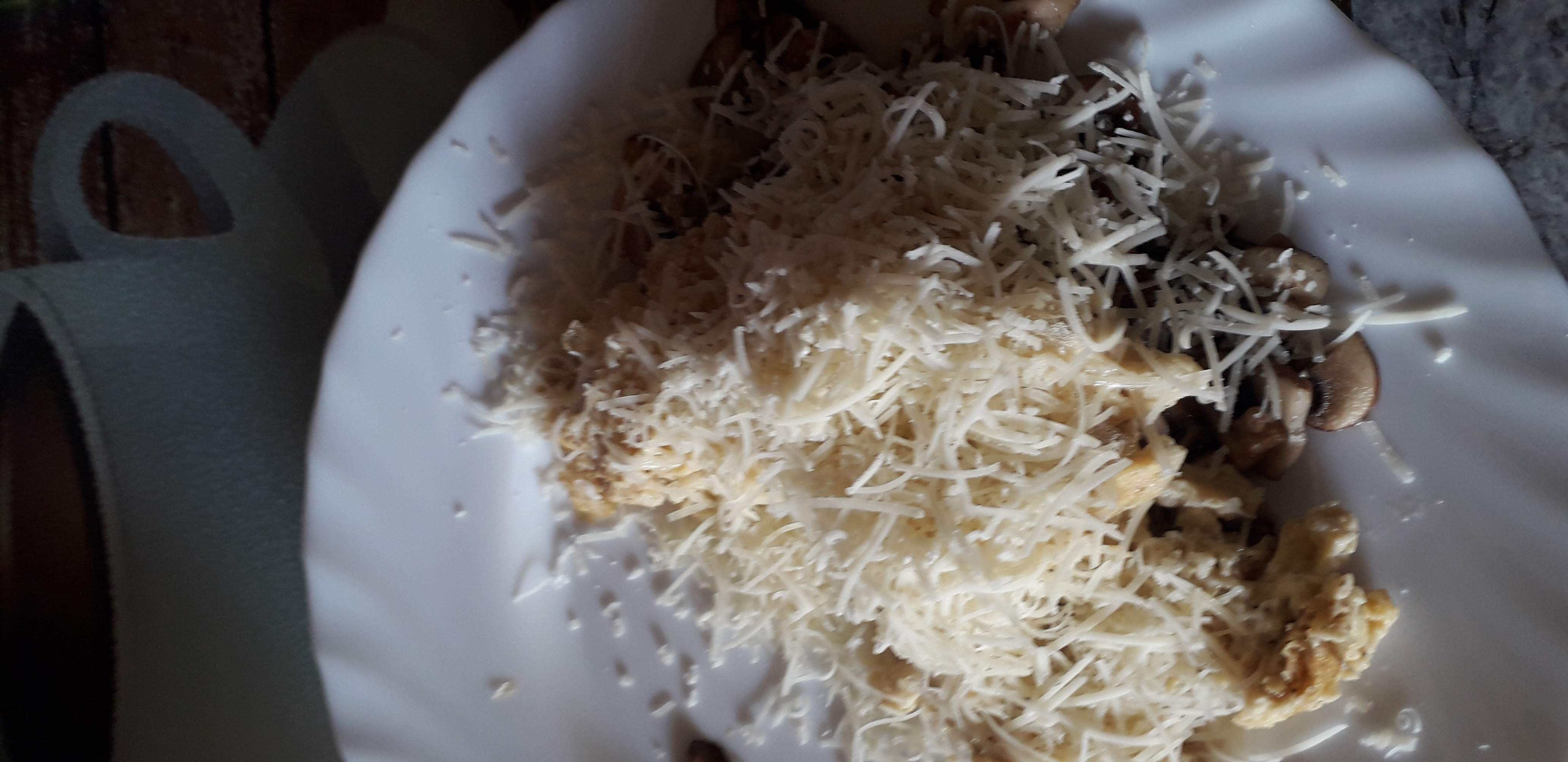 Frühstück aus Rührei, geschmorten Champignons und Salat