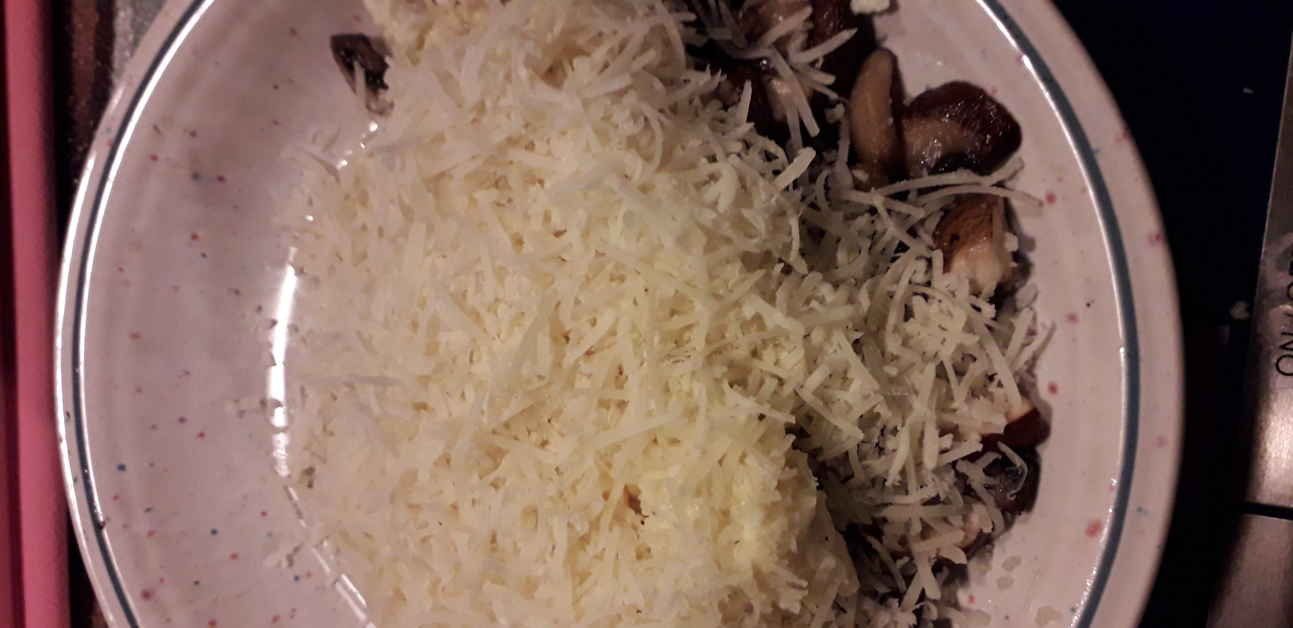 Frühstück aus Rührei, geschmorten Champignons und Salat