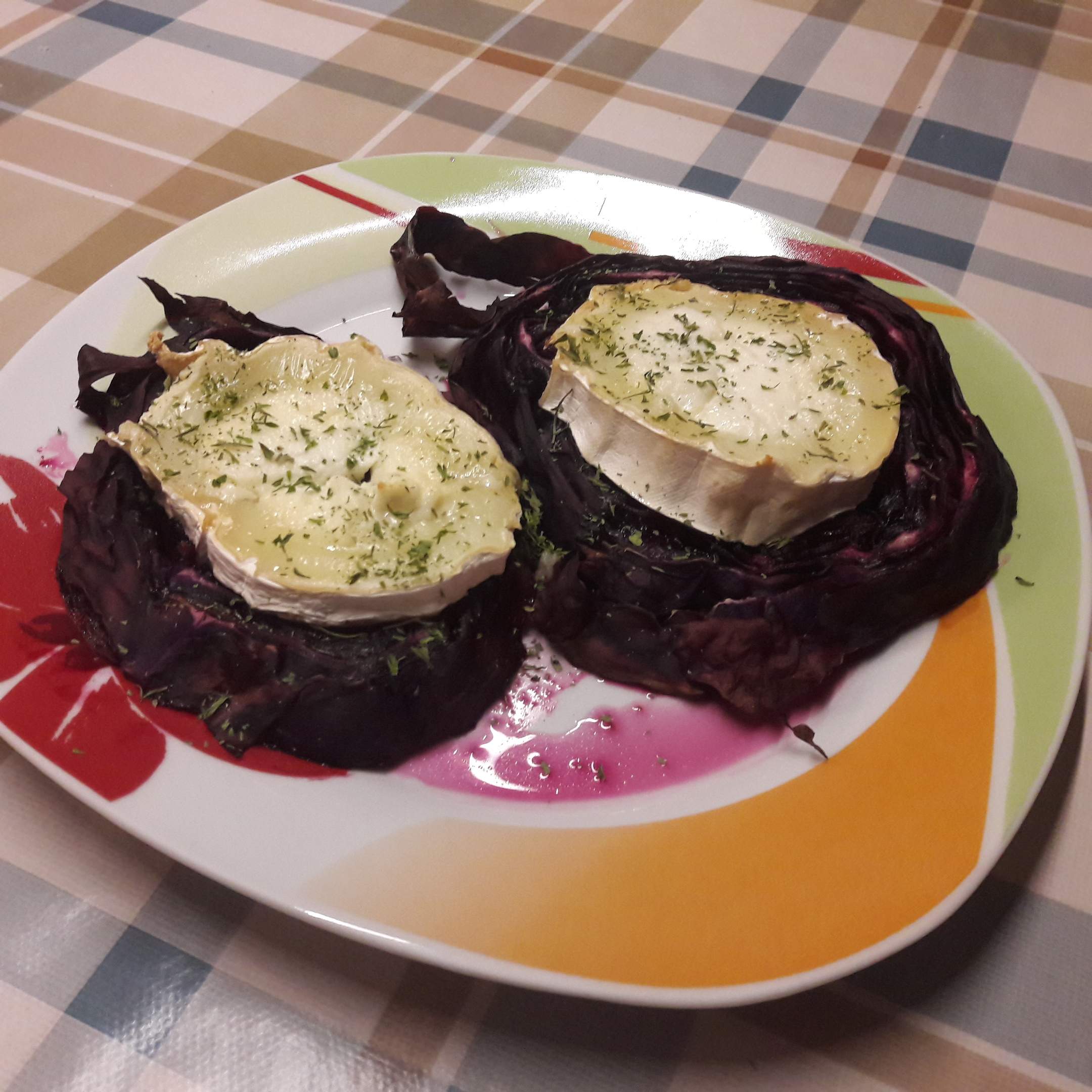 Rotkohlsteaks mit Ziegenkäse