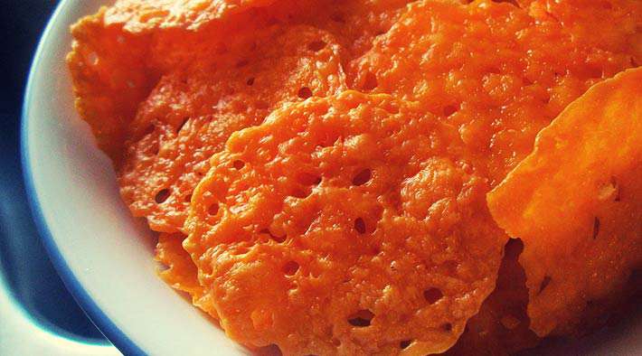 Knusprige Low-Carb Parmesan-Chips mit Dip