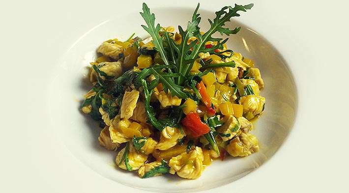 Leckere Gemüse-Curry-Putenpfanne mit Rucola