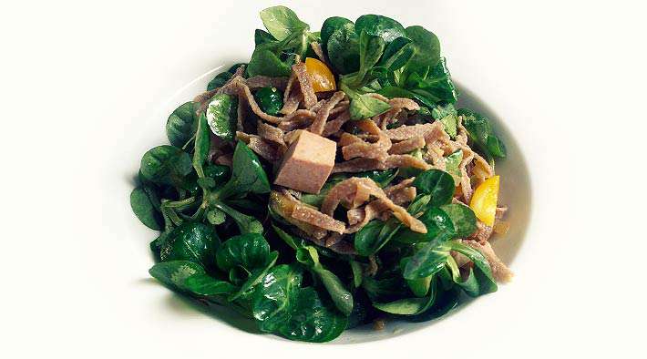 Low-Carb Protein-Nudeln an Paprika-Feldsalat