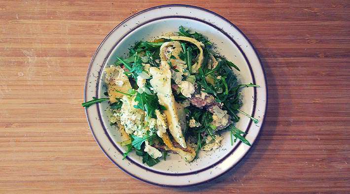 Selbstgemachte Low-Carb Maultaschen-Pfanne mit Rucola