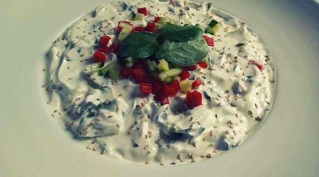 Magerquark mit Sesam-Gurken-Kräuter-Mischung