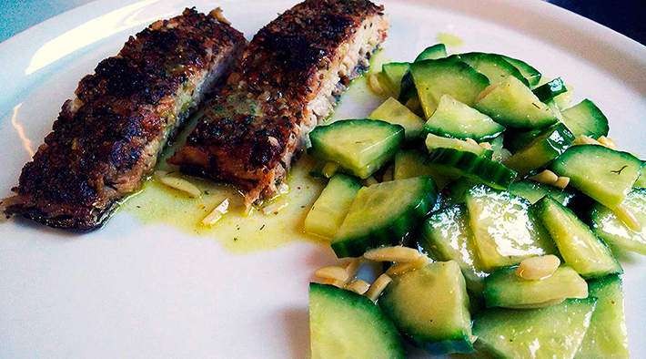 Wildlachs-Filet an Senf-Dill-Gurkensalat