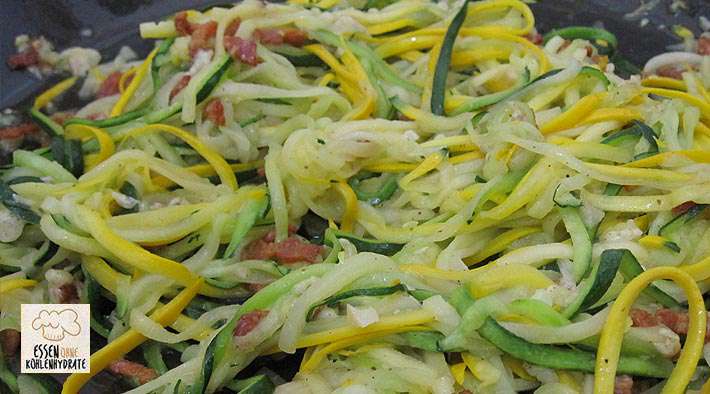 Leckere Zucchini-Nudeln mit Bacon und Parmesan