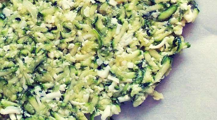 Selbstgemachter Low-Carb Pizzateig aus Zucchini