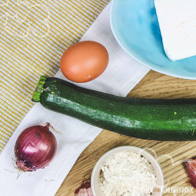 Leckere Low-Carb Zucchini-Feta Küchlein