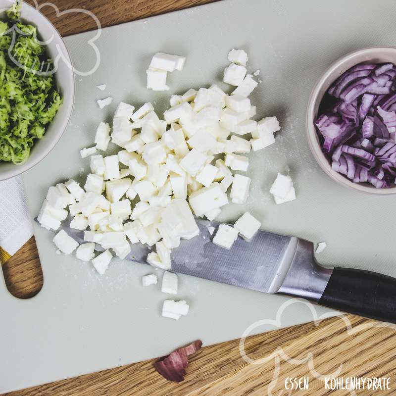 Leckere Low-Carb Zucchini-Feta Küchlein