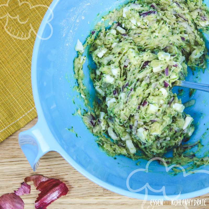 Leckere Low-Carb Zucchini-Feta Küchlein