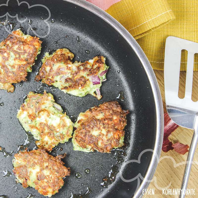 Leckere Low-Carb Zucchini-Feta Küchlein