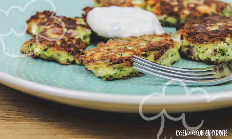 Leckere Low-Carb Zucchini-Feta Küchlein