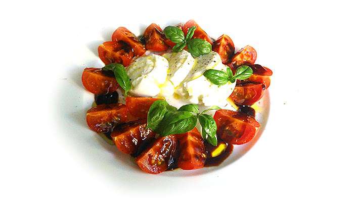 Tomaten-Mozzarella Salat mit Balsamico-Dressing