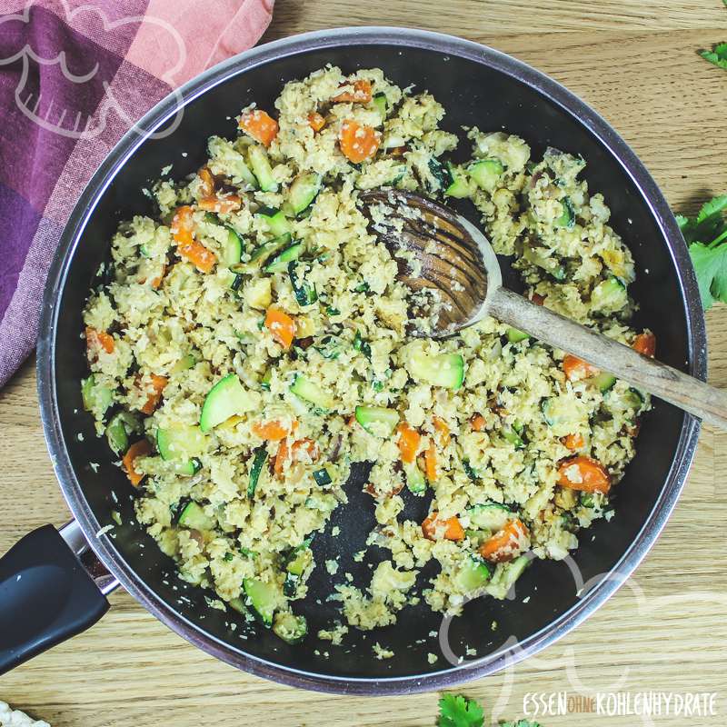 Gebratener Low-Carb Blumenkohl-Reis mit Gemüse