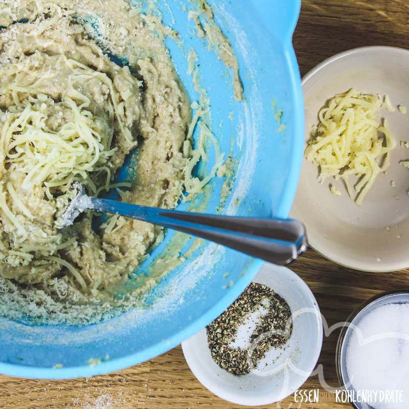 Low-Carb Zucchinibällchen mit Käse