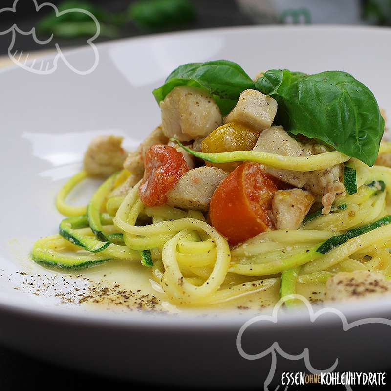 Hähnchen-Zoodle-Pfanne in Parmesansoße