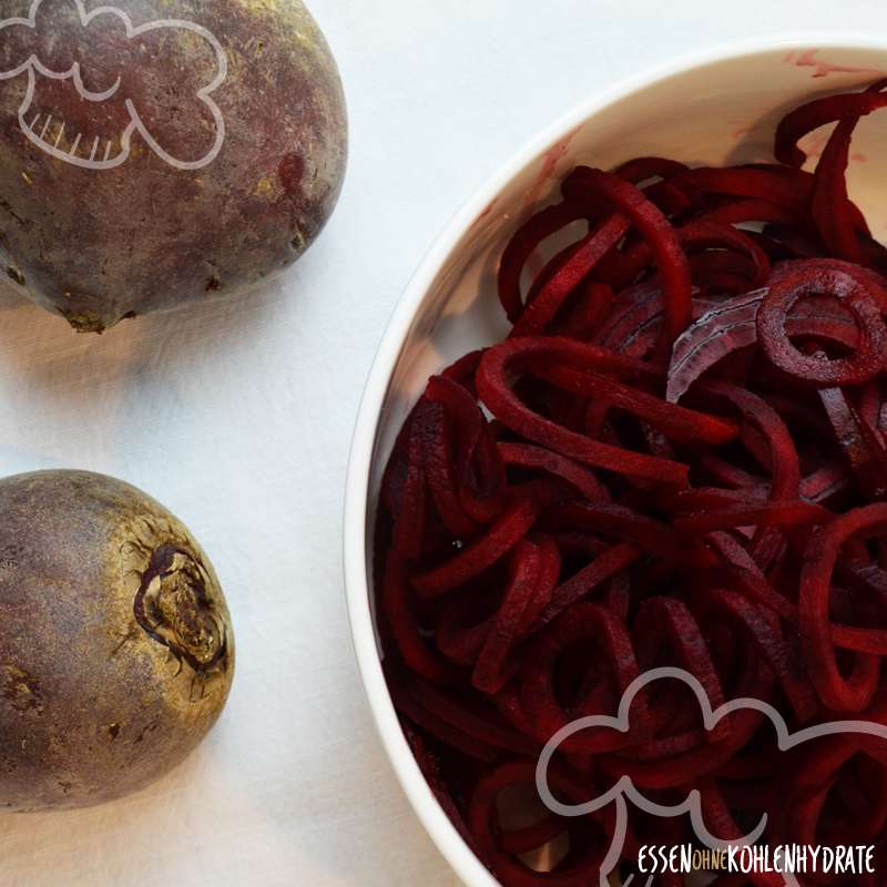 Rote Beete Spaghetti mit Parmesan & Pinienkernen