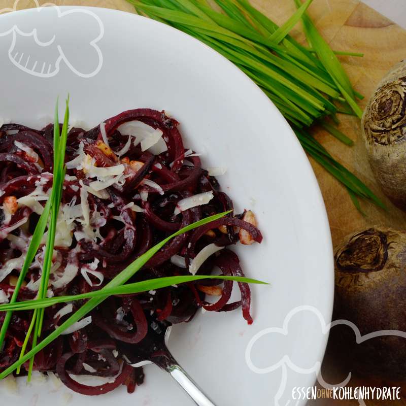 Rote Beete Spaghetti mit Parmesan & Pinienkernen