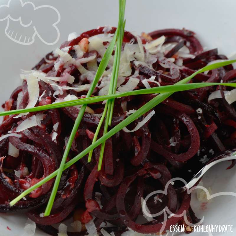 Rote Beete Spaghetti mit Parmesan &amp; Pinienkernen - Essen ohne Kohlenhydrate