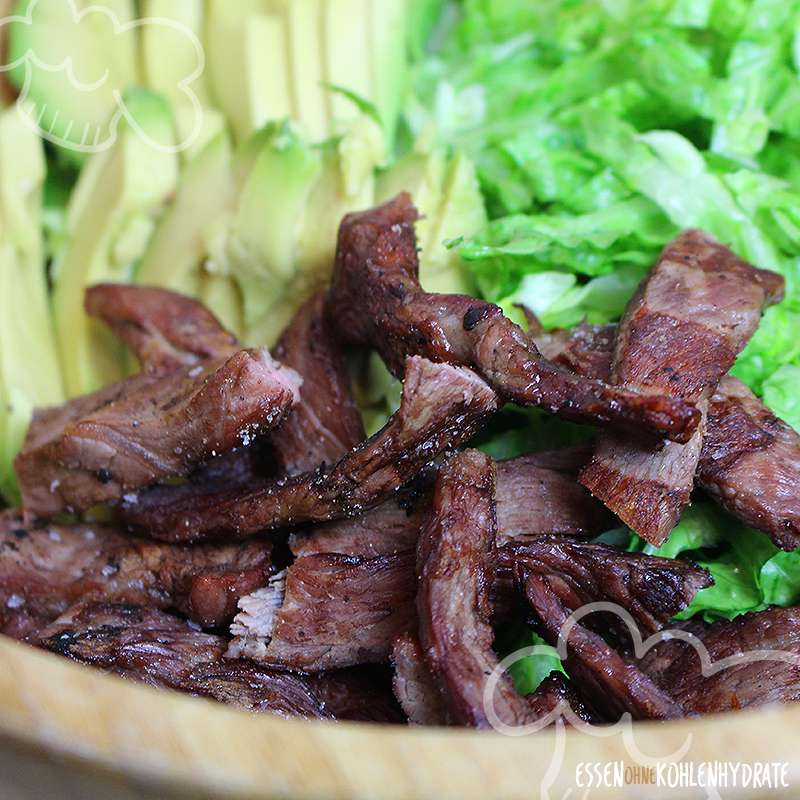 Fitness-Salat mit Rinderstreifen und Avocado