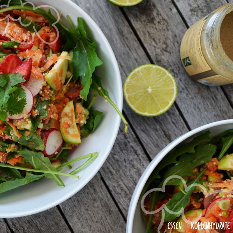 Bunte Salatbowle mit Tahini-Dressing - Essen ohne Kohlenhydrate