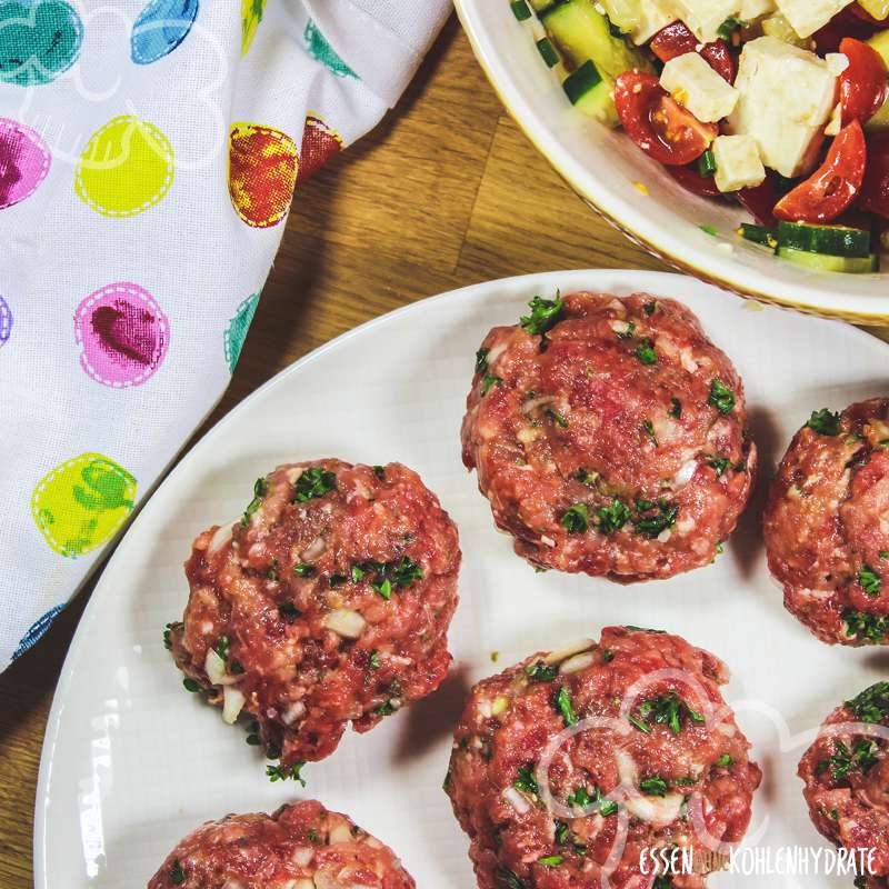 Frikadellen mit Salat - Essen ohne Kohlenhydrate