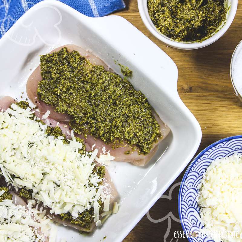 Pesto-Parmesan-Hähnchen - Essen ohne Kohlenhydrate