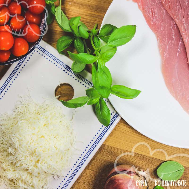 Parmesan-Schnitzel mit Tomatensalat