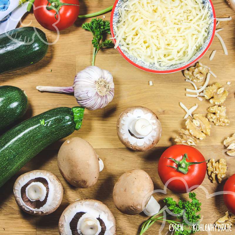 Gefüllte Zucchini mit Nusskruste