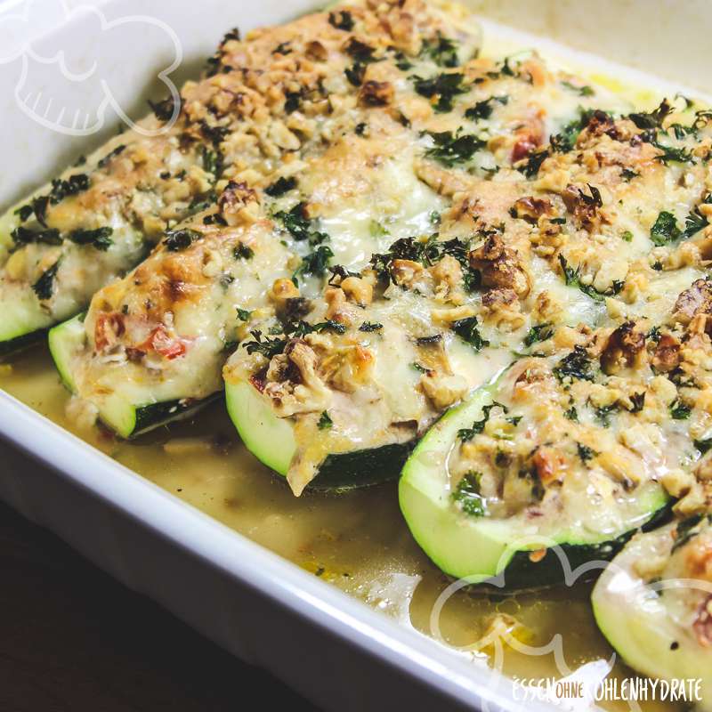Gefüllte Zucchini mit Nusskruste