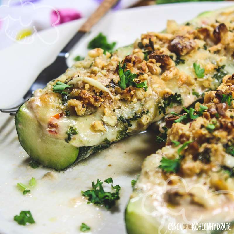 Gefüllte Zucchini mit Nusskruste