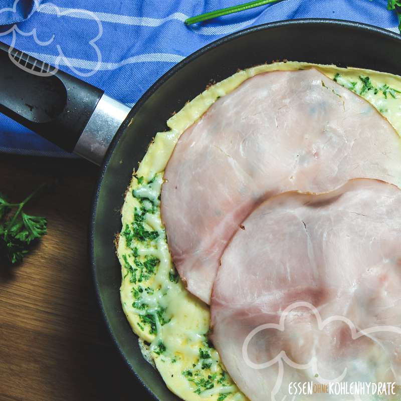 Pfannkuchenrolle mit Schinken