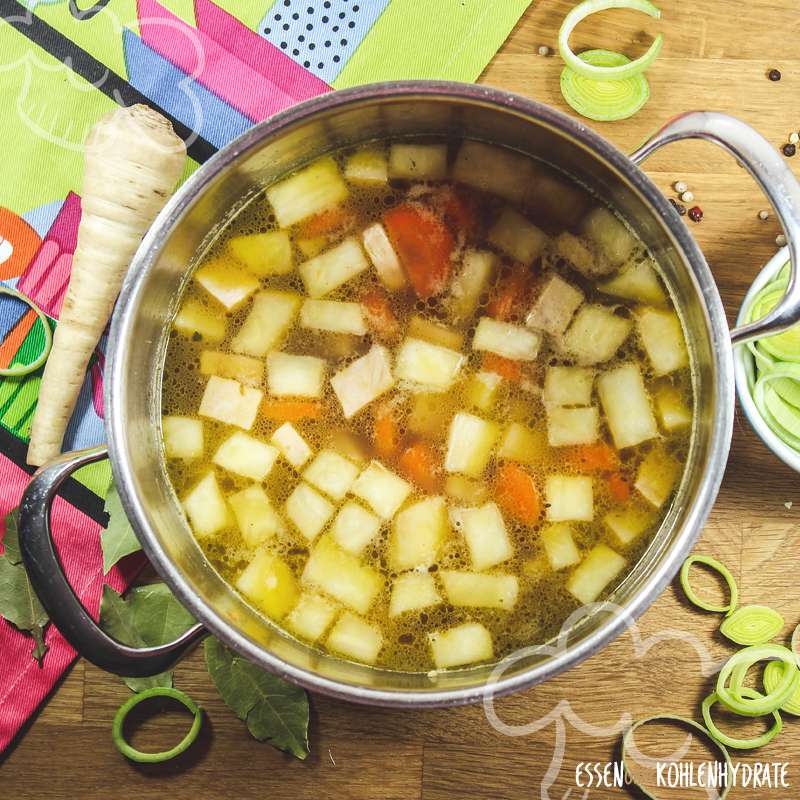 Einfache Gemüsesuppe - Essen ohne Kohlenhydrate Einfache Gemüsesuppe - Essen ohne Kohlenhydrate
