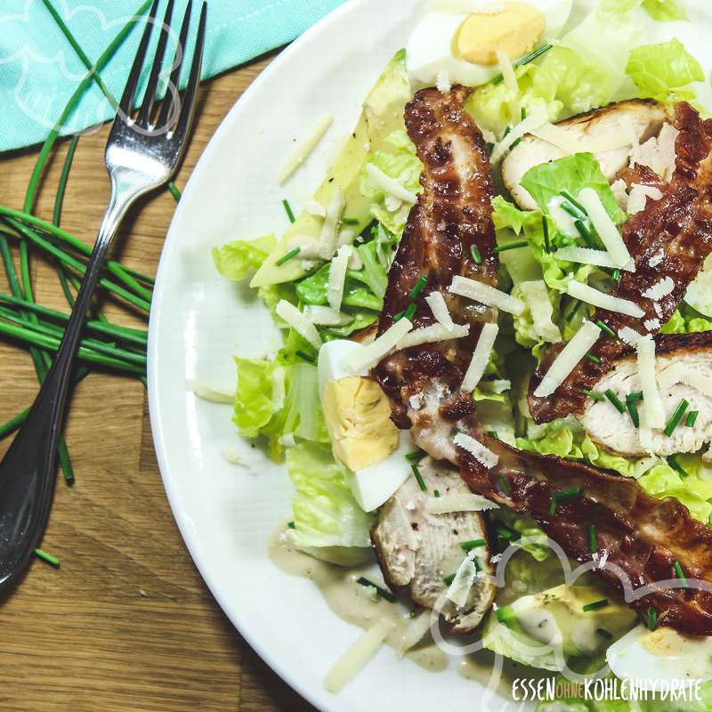 Caesar Salat mit Hähnchenbrust - Essen ohne Kohlenhydrate