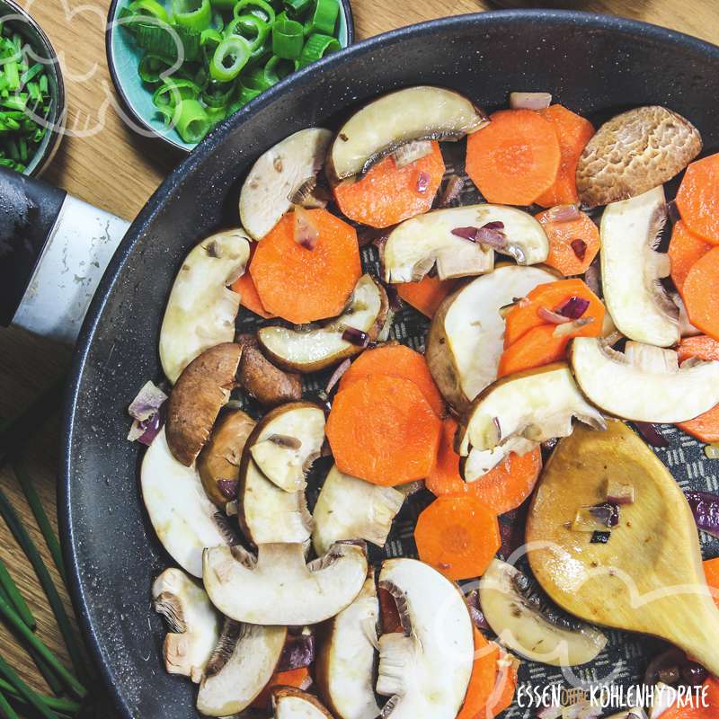 Hähnchenpfanne mit Karotten und Pilzen - Essen ohne Kohlenhydrate