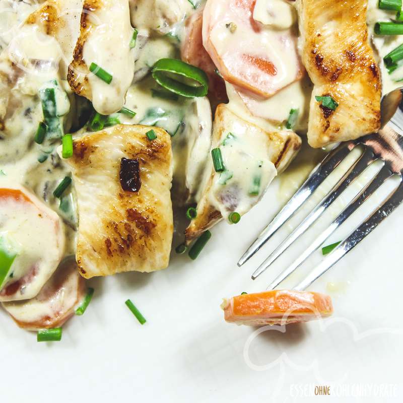 Hähnchenpfanne mit Karotten und Pilzen - Essen ohne Kohlenhydrate