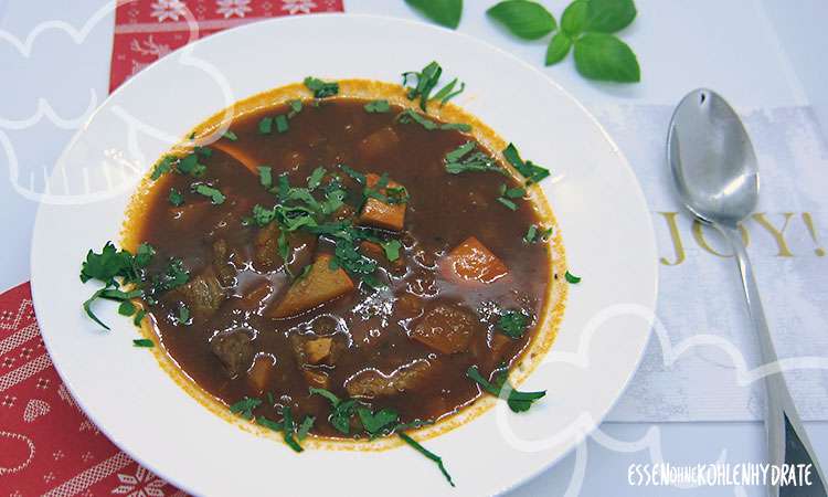 Gulaschsuppe mit Wurzelgemüse und Kürbis