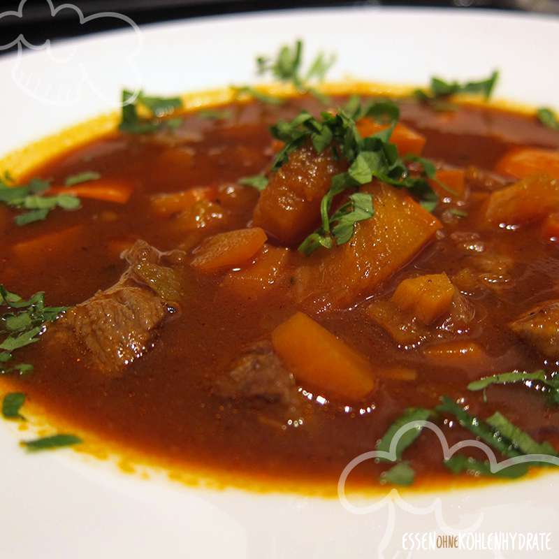 Gulaschsuppe mit Wurzelgemüse und Kürbis