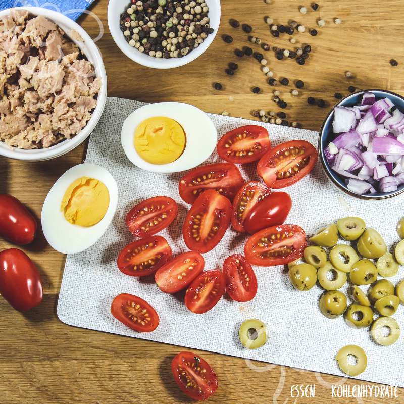 Salat mit Thunfisch und Ei - Essen ohne Kohlenhydrate