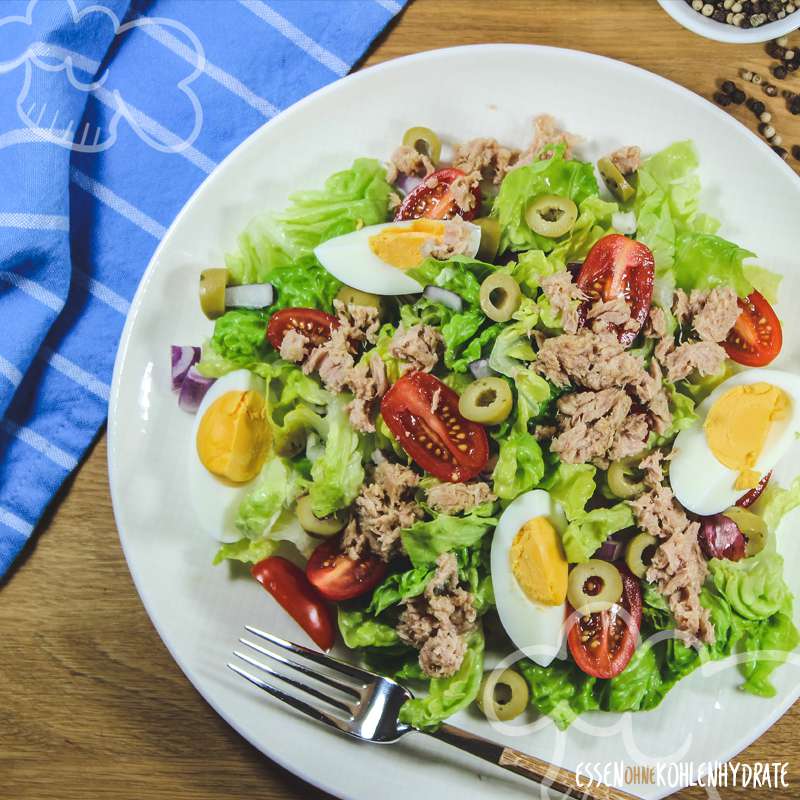 Salat mit Thunfisch und Ei - Essen ohne Kohlenhydrate