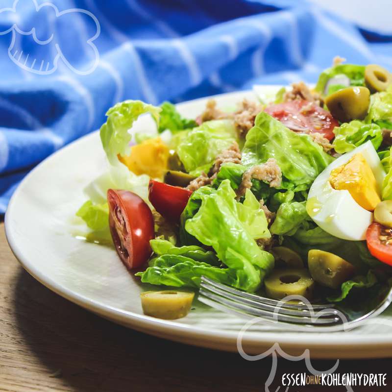 Salat mit Thunfisch und Ei - Essen ohne Kohlenhydrate