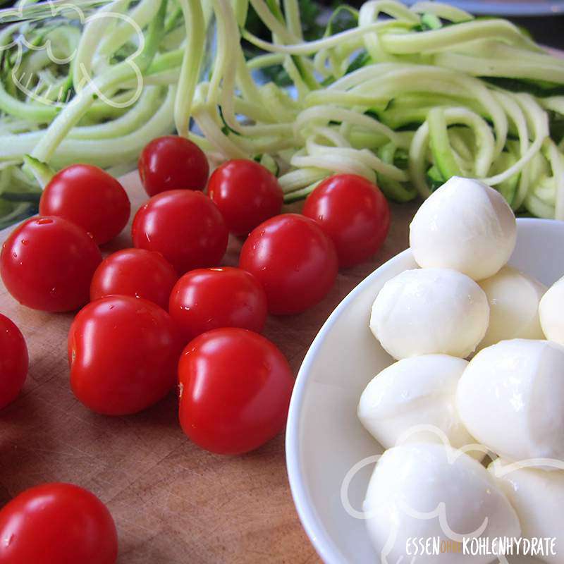 Zucchini-Noodels in Tomate-Mozzarella