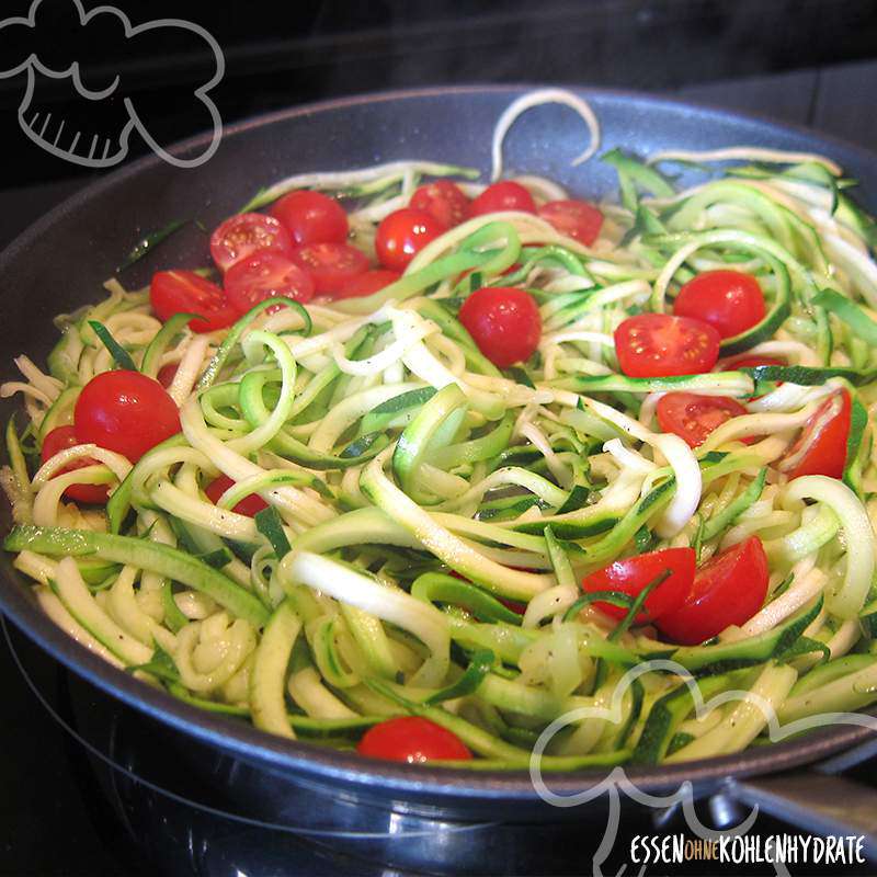 Zucchini-Noodels in Tomate-Mozzarella