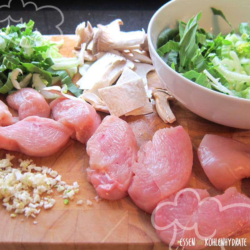 Putenpfanne mit Kräutersaitlingen und Pak Choi - Essen ohne Kohlenhydrate