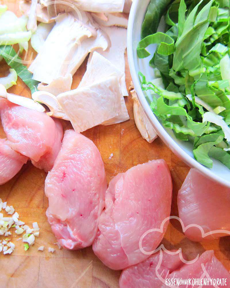 Putenpfanne mit Kräutersaitlingen und Pak Choi - Essen ohne Kohlenhydrate