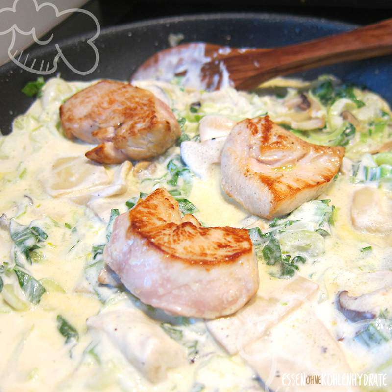 Putenpfanne mit Kräutersaitlingen und Pak Choi - Essen ohne Kohlenhydrate