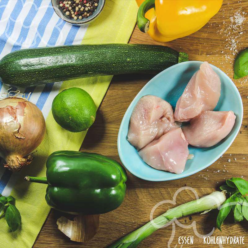 Überbackenes Hähnchen auf Gemüse